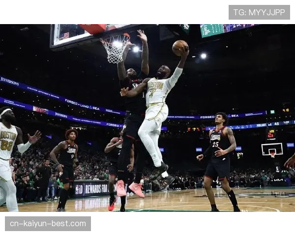 杰伦·布朗突破持球拉开与巴特勒防守差距砍下高效得分